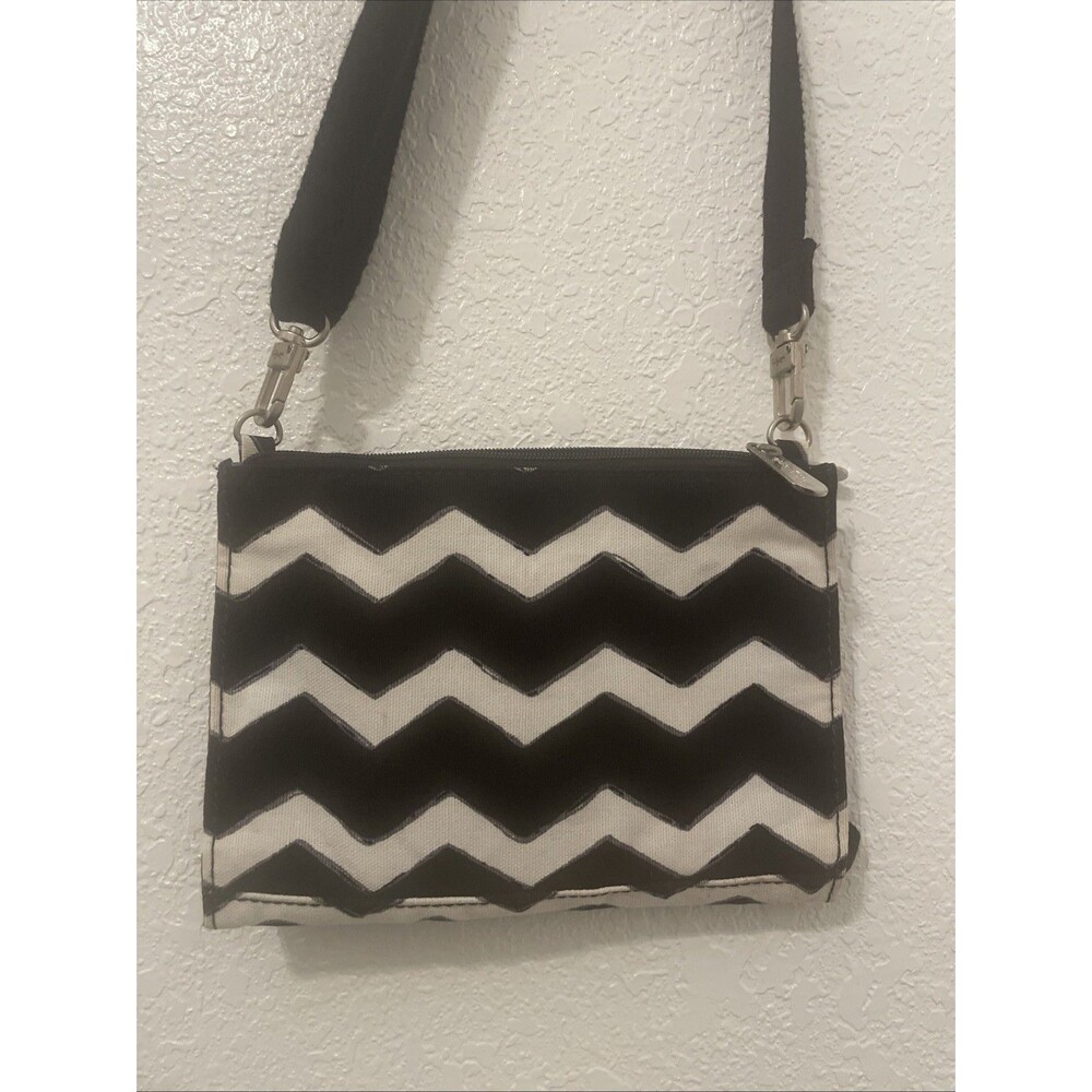 31 Thirty One Chevron Black Crosstown Wallet Crossbody Bag Purse Handbag Travel